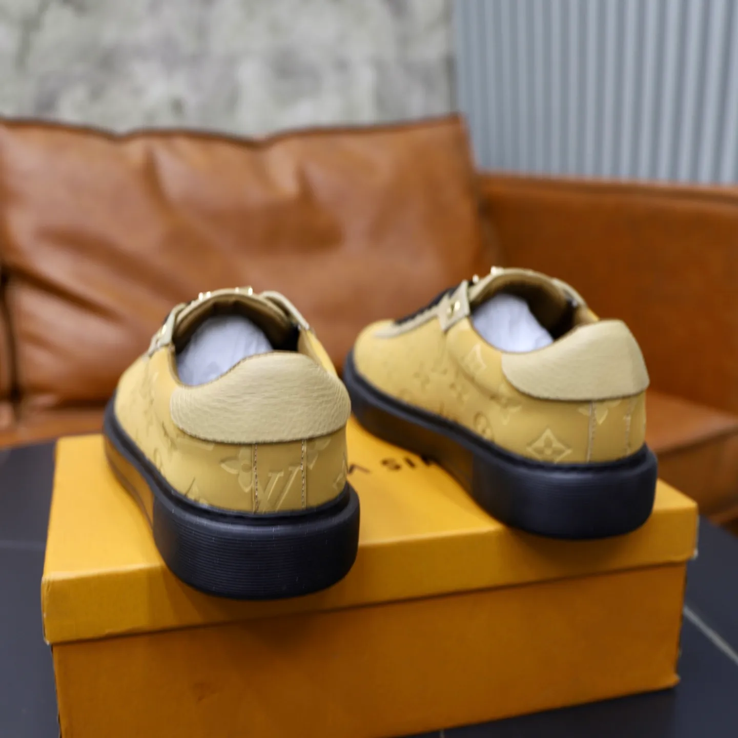 Ex-factory price: 440💰🙅‍♂️🙅‍♂️🙅‍♂️ Brand: LV Louis Vuitton Standard code: 38-44 (45 customized) Grade: Same as the official website Material: Original material splicing Comfortable and breathable lining Lightweight and wear-resistant sports outsole Style category: Men's fashion casual shoes Running sneakers Distinguished luxury brand elements Top luxury Color: actual picture color